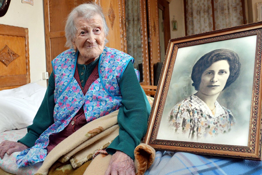 Morano, posing next to a portrait of her when she was young - Source: Emol