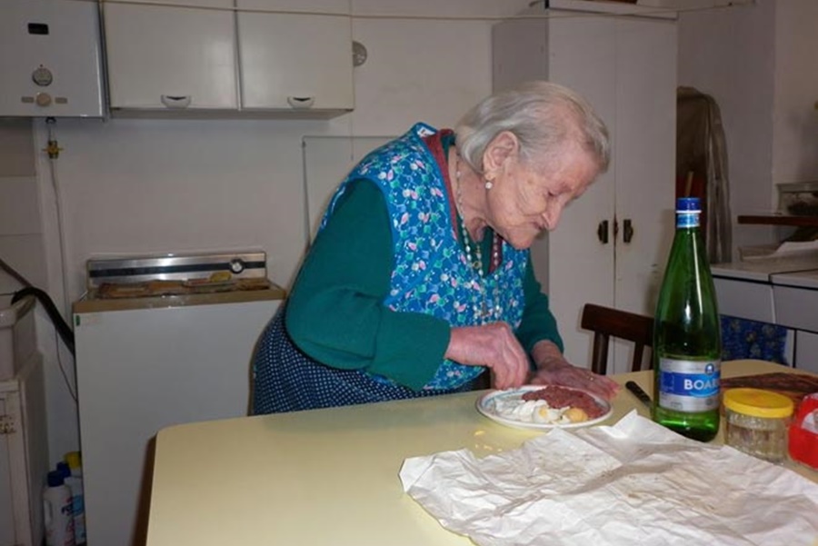 Mrs. Morano, fixing her “three eggs a day” meal – Source: thelocal.it