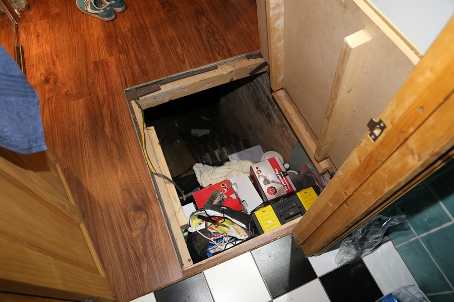 At a closer look, the floor hatch reveals its secrets – Source: Imgur/ demc7